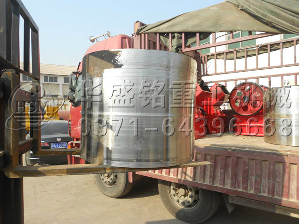 對輥破碎機(jī)輥皮,錘破和顎破發(fā)貨現(xiàn)場3.jpg