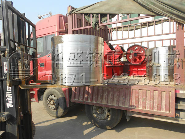 對輥破碎機(jī)輥皮,錘破和顎破發(fā)貨現(xiàn)場4.jpg