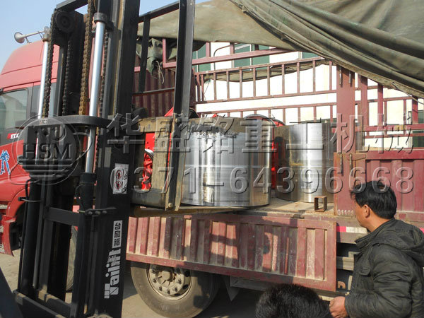 對輥破碎機(jī)輥皮,錘破和顎破發(fā)貨現(xiàn)場5.jpg